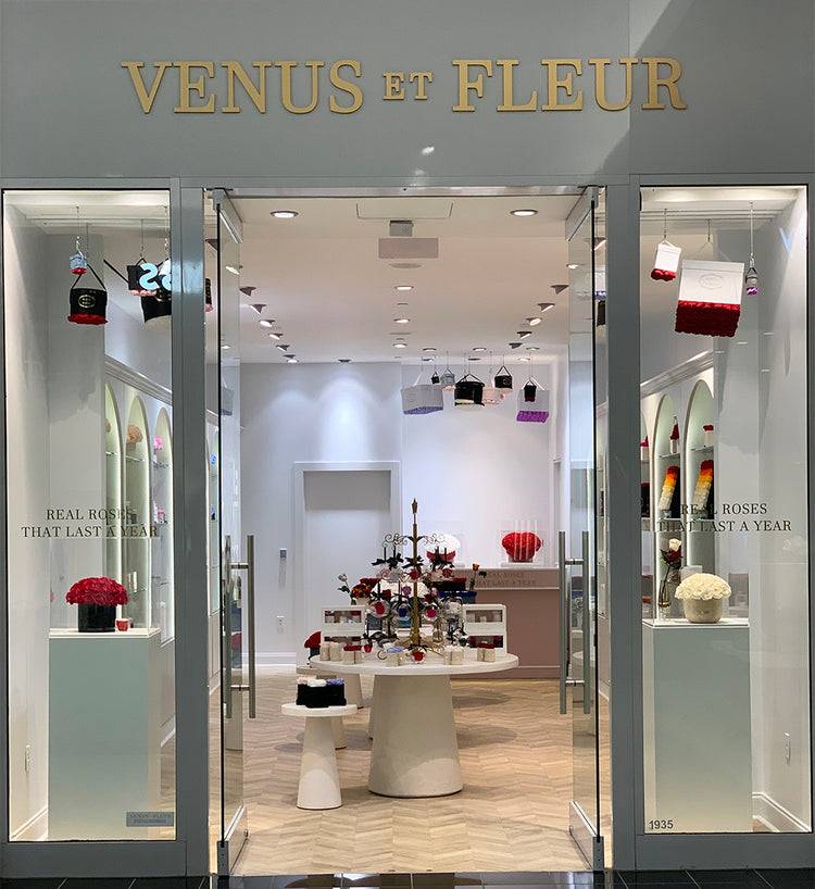 Exterior of a Venus et Fleur window display at King of Prussia 