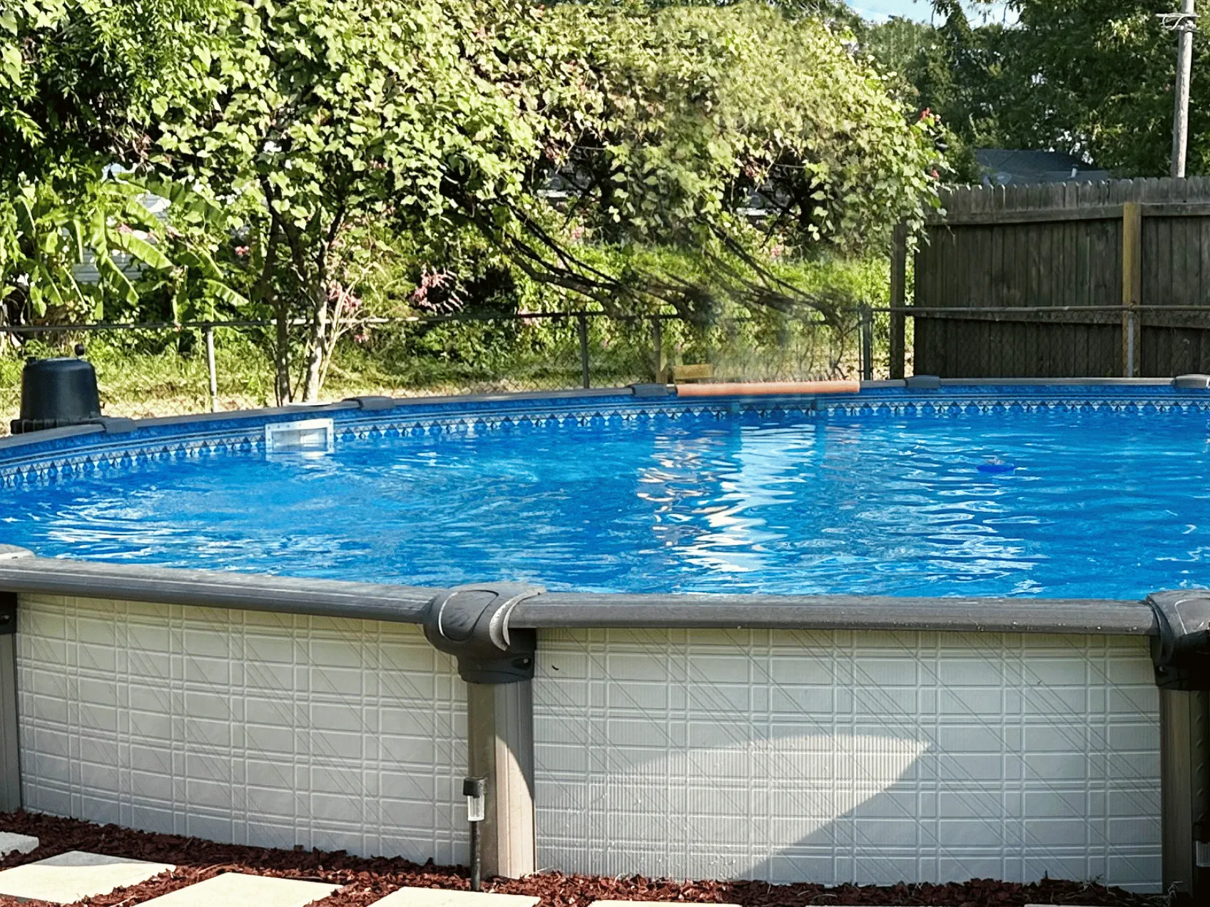 Diamond Key round J-Hook pool liner in a Melenia round pool