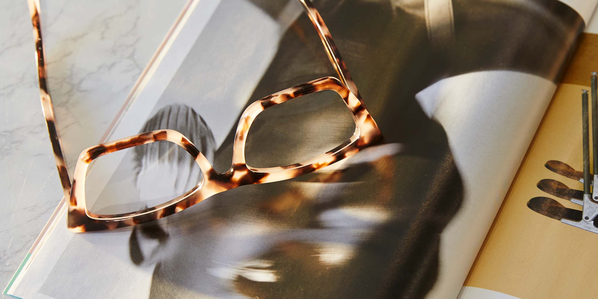 Photo Details of Zoé Sand Reading Glasses in a room