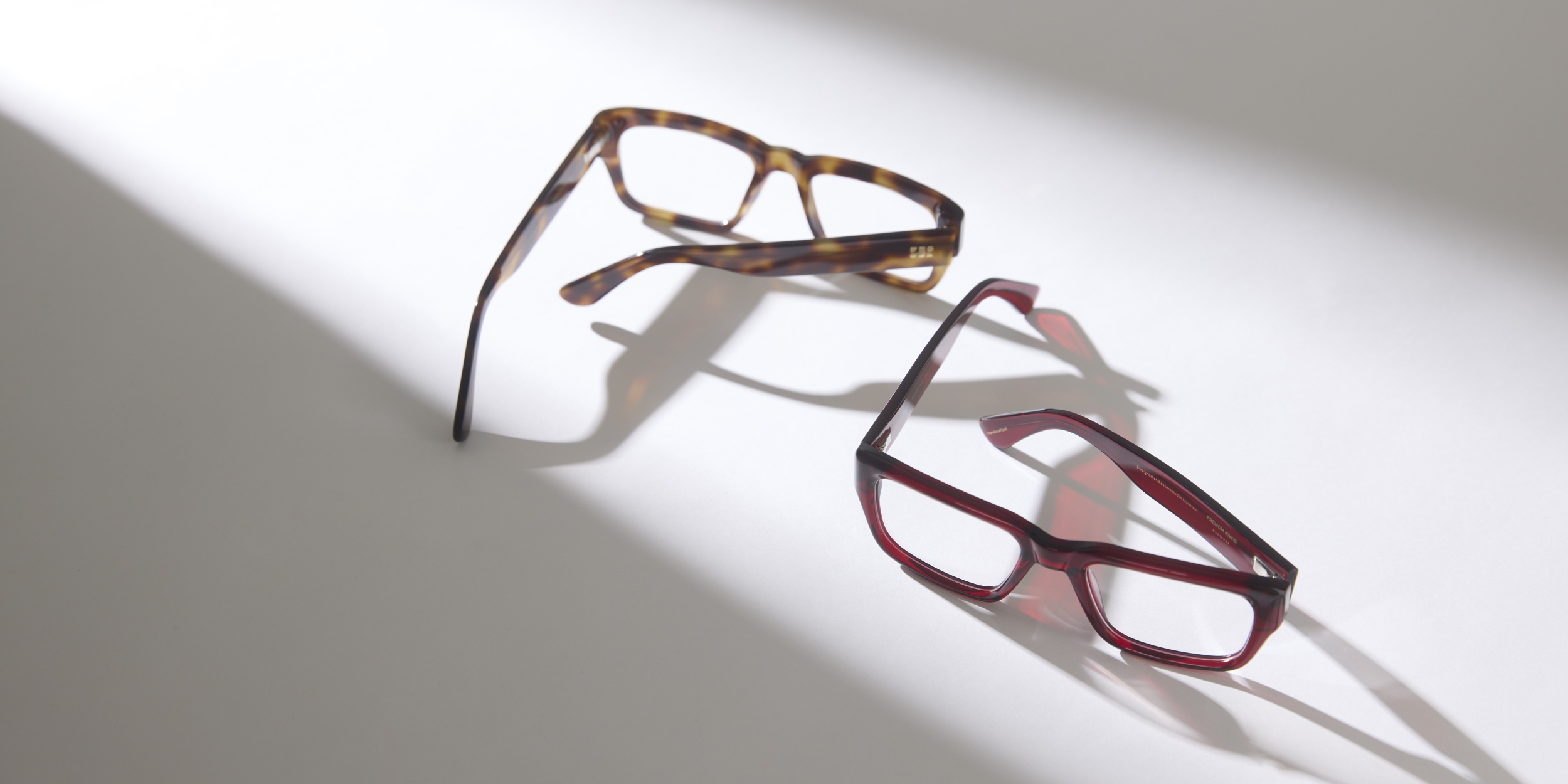 Photo Details of Henri Blue Light Marron Tortoise Blue Light Glasses in a room